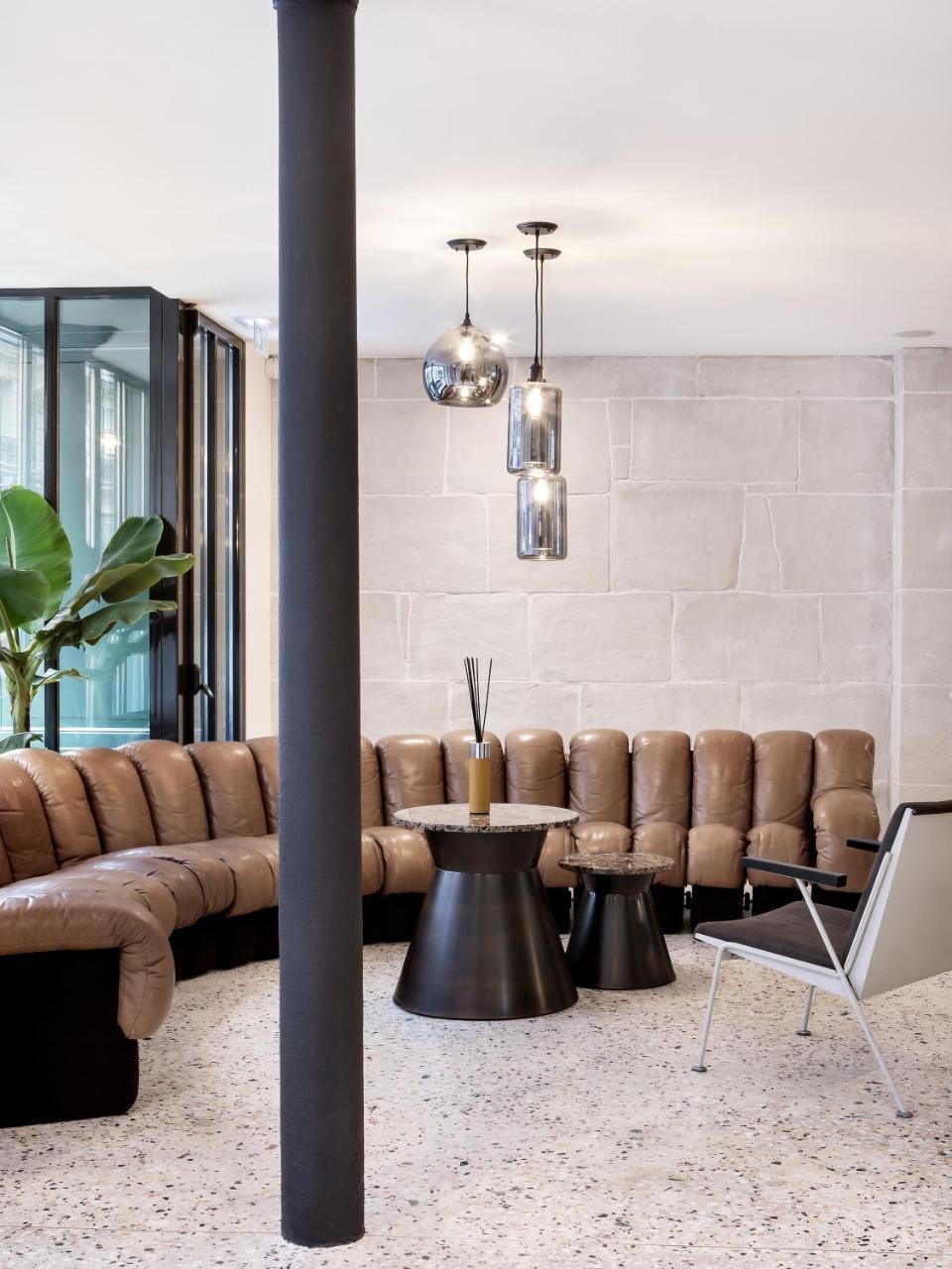 New Le Voltaire Parijs